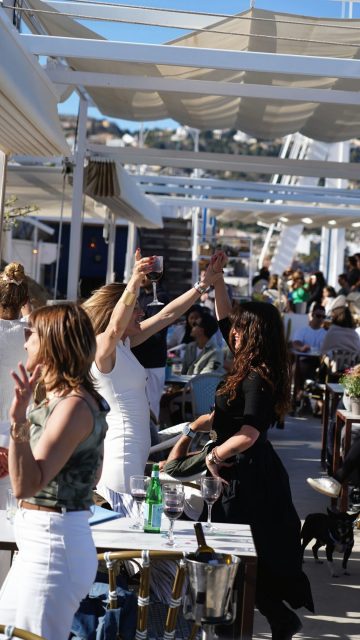 Tu sábado perfecto empieza y termina aquí. 🌴🍹
La brisa en la cara, tu canción favorita sonando y ese brindis que arregla cualquier semana. No te quedes con las ganas de vivir el auténtico tardeo mediterráneo. 🌅
📍 Nos vemos donde siempre, en primera línea de mar en Jávea.