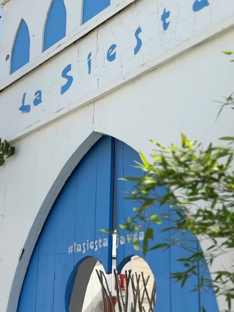 Dicen que la felicidad no es un destino, pero se parece mucho a cruzar esta entrada. 🌅👇
Elige tu cóctel favorito y ven a buscarlo a la terraza. Los sábados de verano se viven aquí.