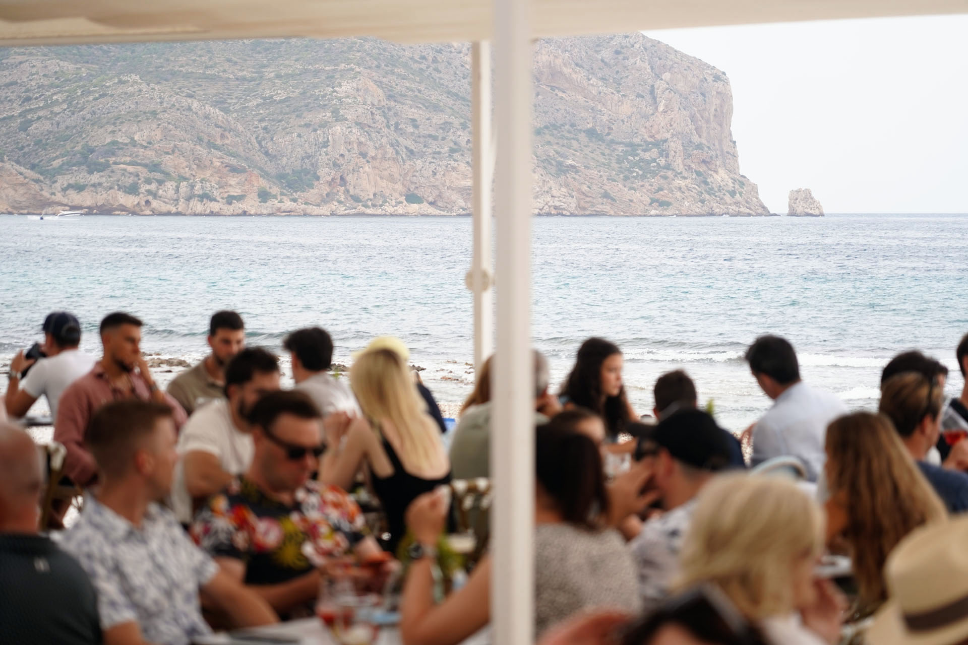 Nuestras vistas favoritas. 🌊✨
El mar de fondo, la terraza llena y ese buen rollo que no se puede explicar. Vente a vivir la tarde con nosotros.