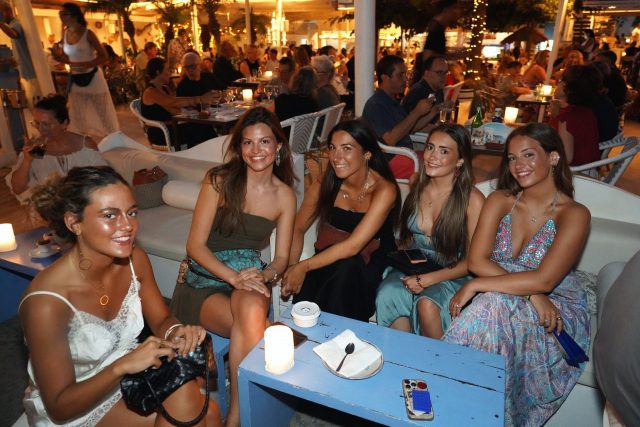 Empieza con una cena frente al mar, sigue con tu copa favorita y deja que el DJ ponga el ritmo a la noche. 🍽️🍸🎧
El plan perfecto de viernes existe y te está esperando.
📍 Nos vemos esta noche en La Siesta.