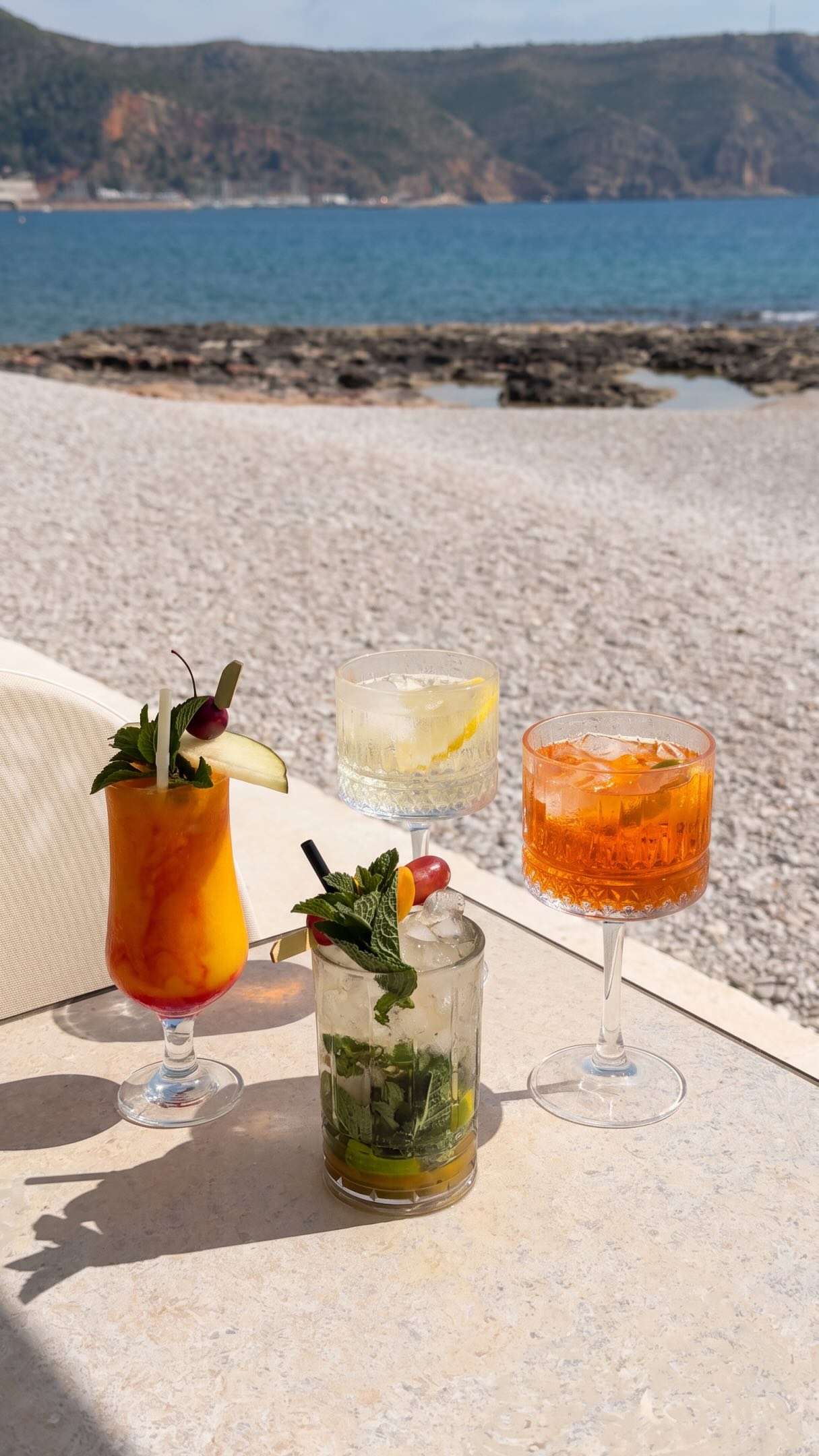 Hay lugares que te piden parar el reloj. Un buen cóctel en la mano, brisa marina y cero prisas. 🍹
Regálate una tarde en La Siesta. 🌅
