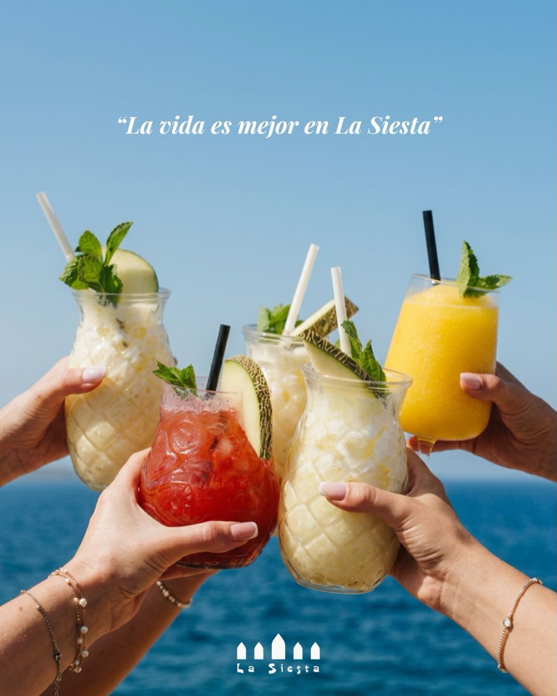 Dicen que la felicidad son momentos, y nosotros tenemos claro dónde se encuentran. 🌊🍹

Risas con amigos, el rumor del mar de fondo, un cóctel bien frío en la mano y cero prisas. Porque al final, la vida es mejor en La Siesta.