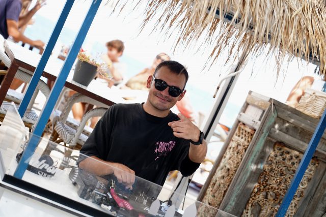 Hay tardeos que no se explican, se viven despacio y frente al mar. 🍹🌅