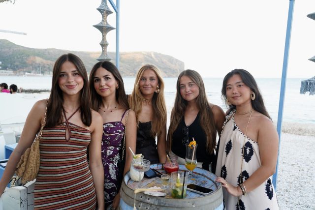 El sábado pide ritmo, buena compañía y el mar de fondo. 🍹✨
La tarde se alarga en La Siesta con la combinación perfecta: la mejor música de nuestros DJs, cocteles y la brisa del mar acompañando cada brindis.
¡Te esperamos!