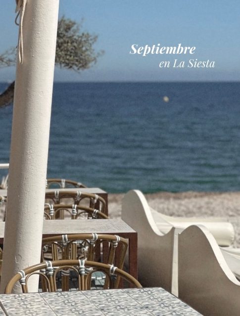 Mañanas de septiembre frente al mar.

Así empezamos los días en La Siesta. 🐚🌊