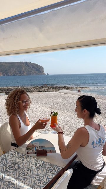 Si hay sol, hay La Siesta. ☀️
Un desayuno frente al mar, un almuerzo sin prisas o la primera copa de la tarde.
Este puente de octubre te esperamos a pie de playa para alargar el verano.