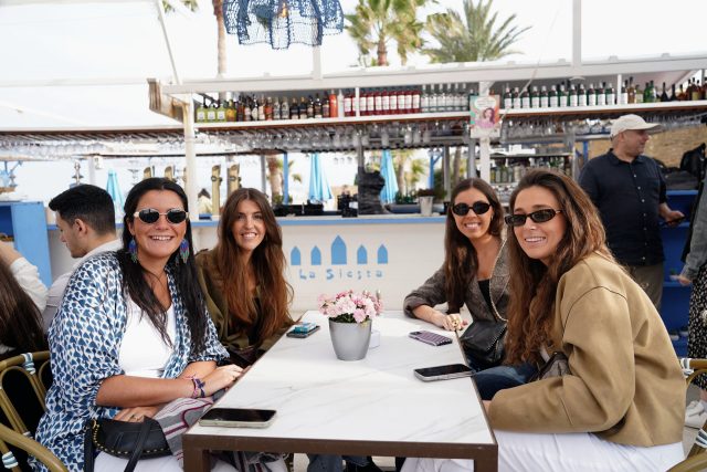 El fin de semana empieza cuando decides bajar el ritmo.
Un desayuno al sol con el sonido del mar de fondo o una pausa reconfortante a mitad del día. Este viernes, ven a desconectar y a regalarte ese momento de tranquilidad que te mereces.
Tu lugar de calma te espera a pie de playa.